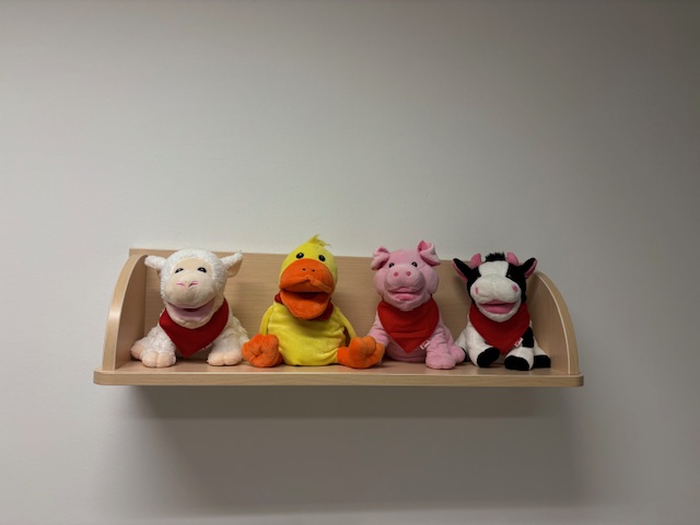 Estantería marionetas